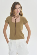 REMERA C/CUADRADO M/C NEIL