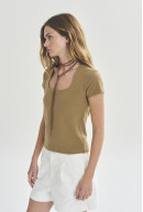 REMERA C/CUADRADO M/C NEIL