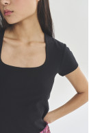 REMERA C/CUADRADO M/C NEIL