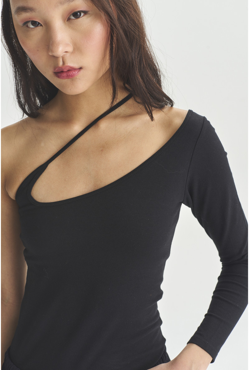 REMERA ASIMETRICA ARIANA